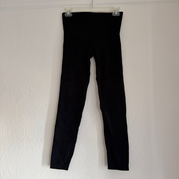 Spanx Look at Me Now Seamless Leggings in Very Black. Size Medium - Picture 5 of 8